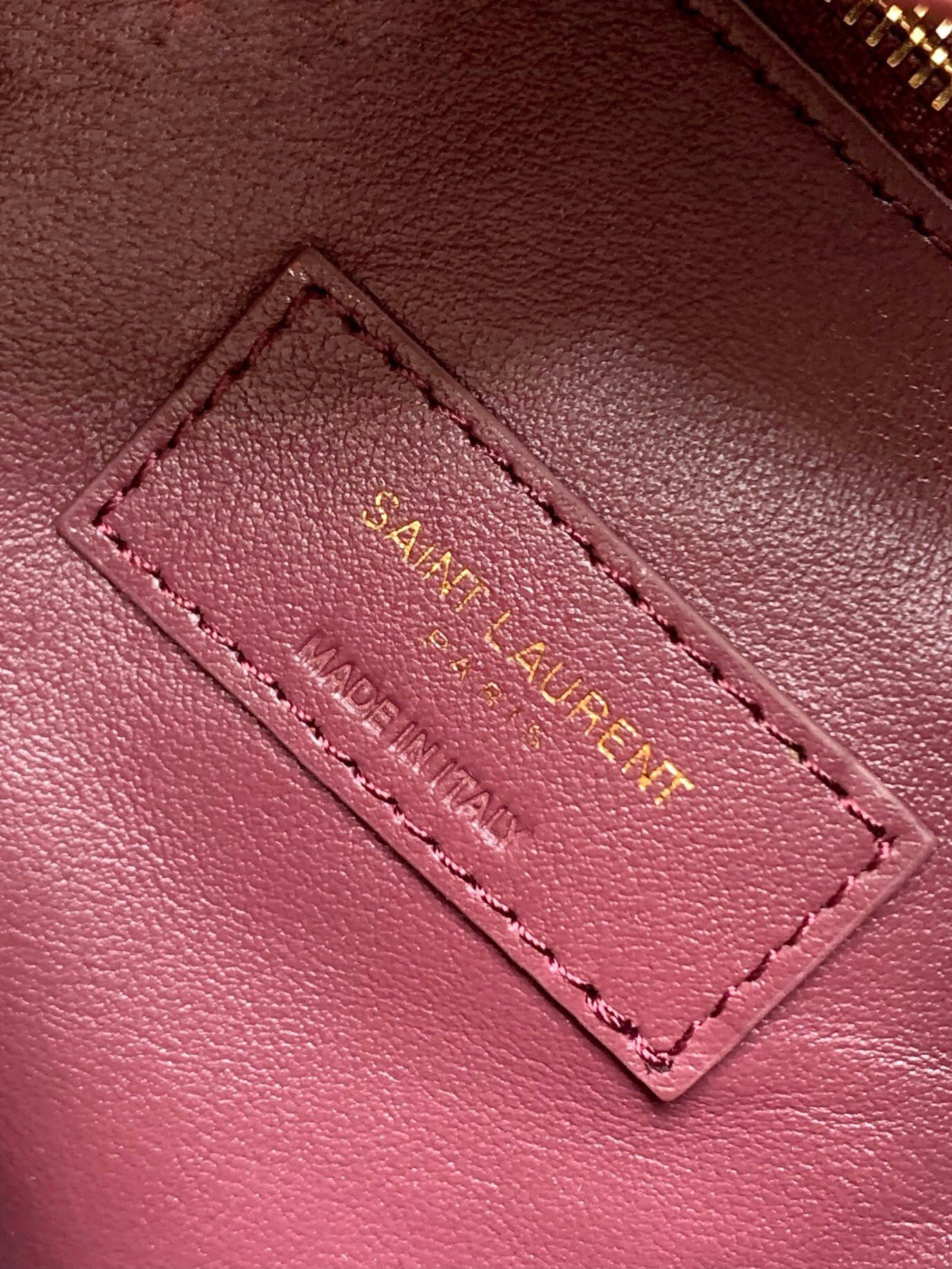 y*l le 5 À 7 S*pple small in grained leather 23 x 22 x 8.5 cm