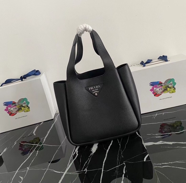 Pra*a medium leather tote 25x21.5x14cm