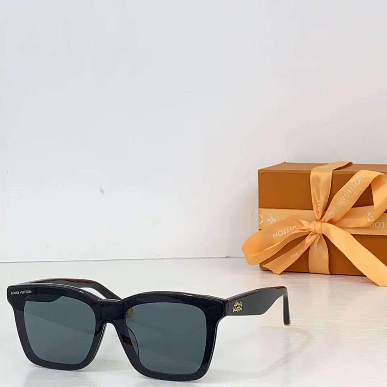 l0*is V*t0n script square sunglasses z2970w
