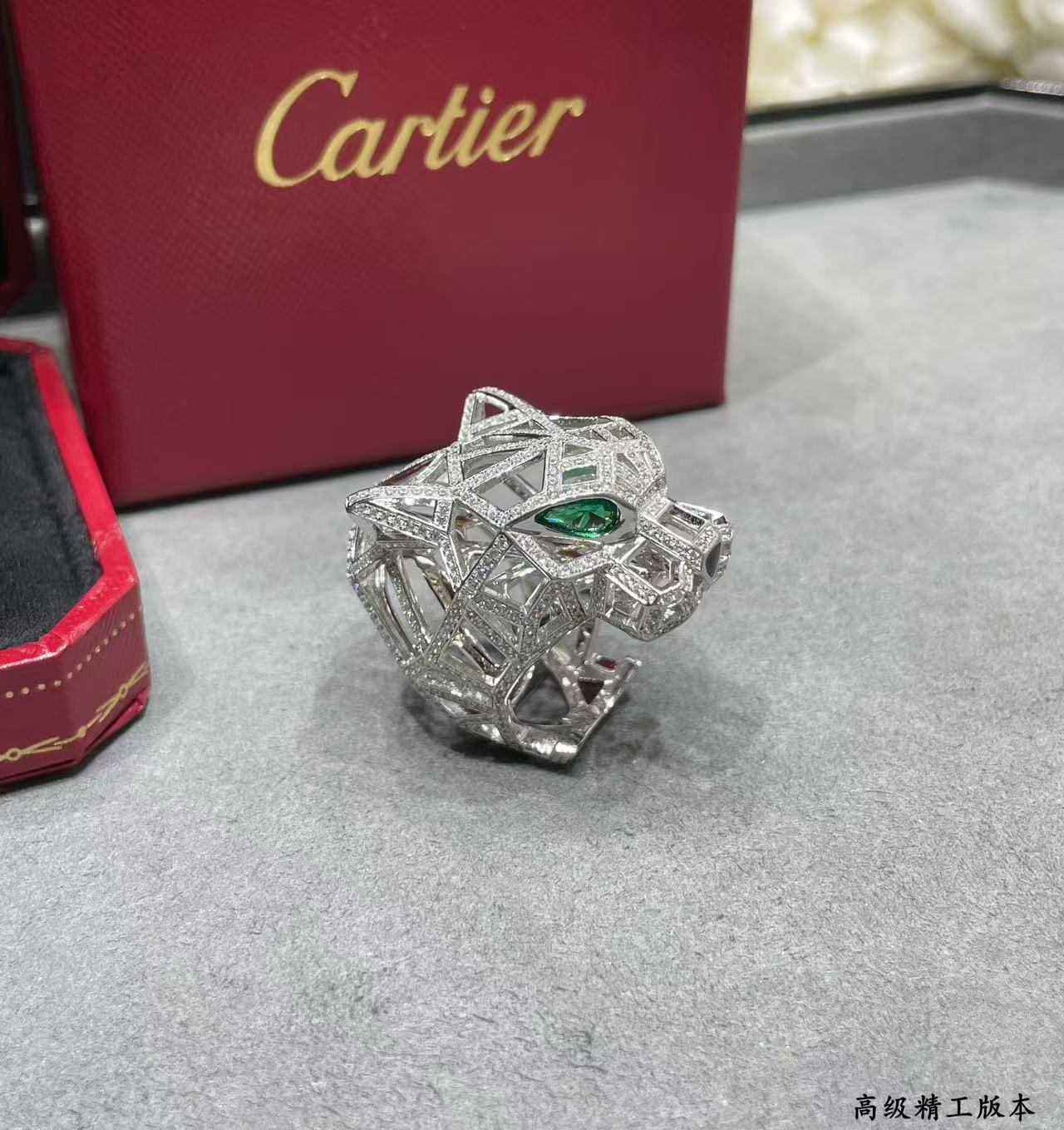 Ca*t*er panthère de Ca*t*er ring