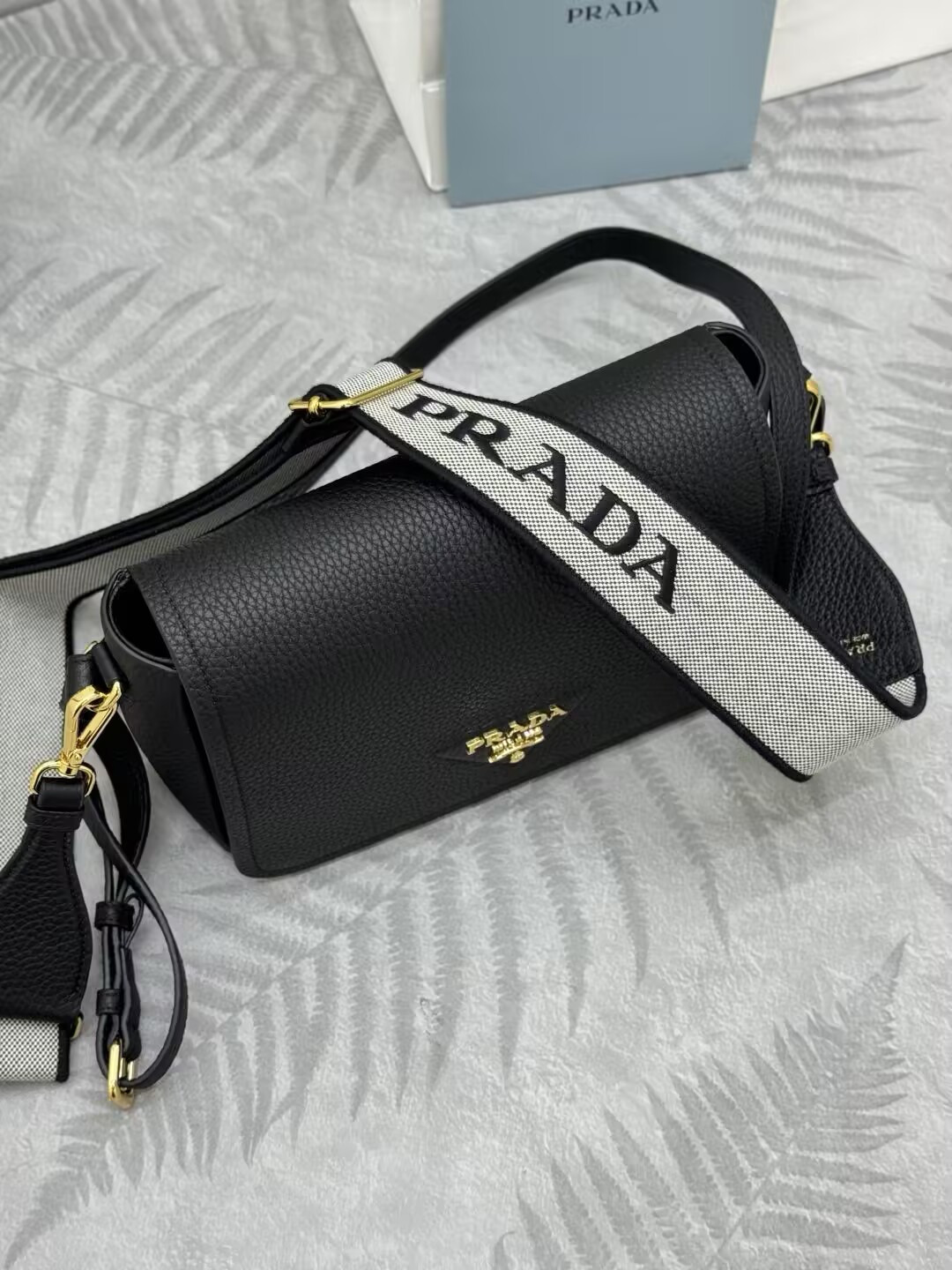 Pra*a leather shoulder bag 15.5x23x9cm