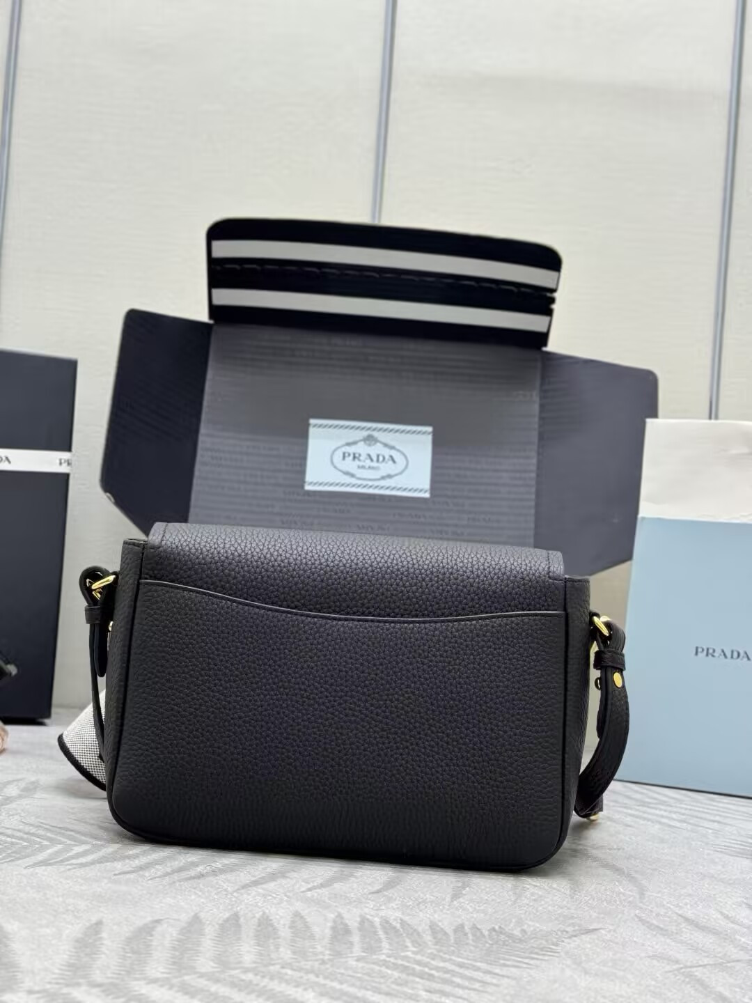 Pra*a leather shoulder bag 15.5x23x9cm