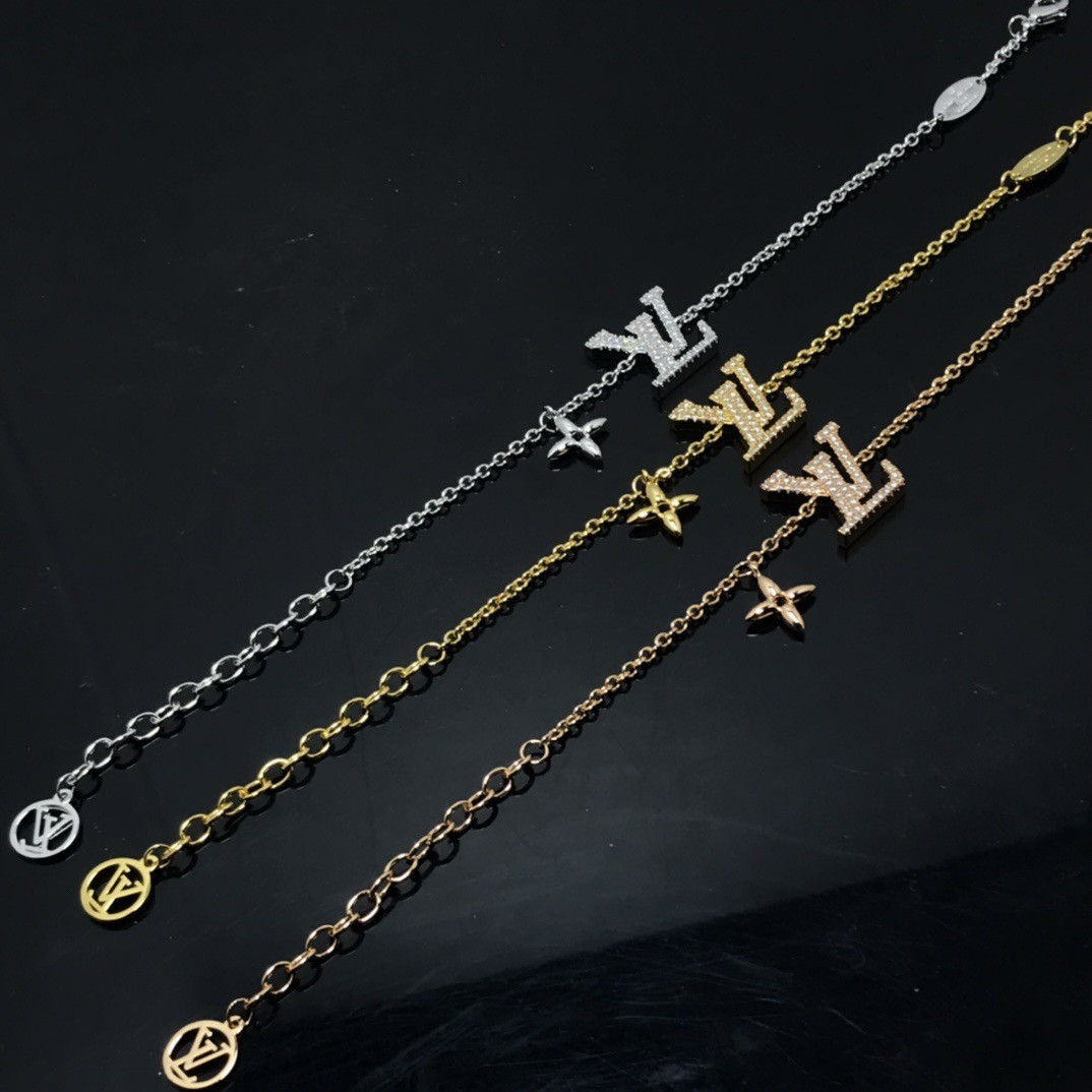 l0*is V*t0n bracelet approximately 17cm