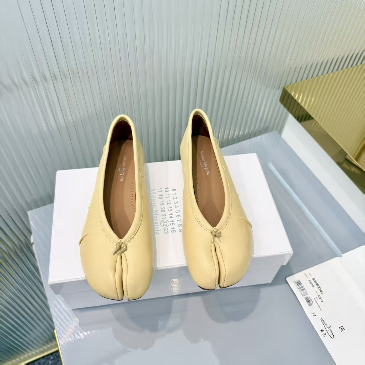 ua ma*s*n Ma*i*la tabi leather ballet flats