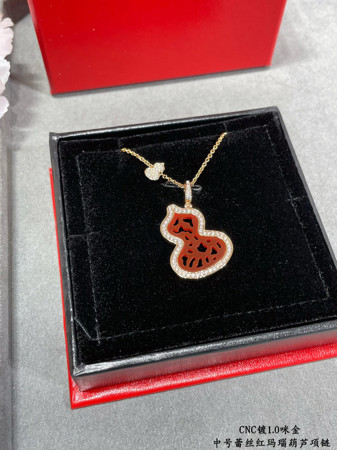 Qee1in medium lace red agate gourd necklace