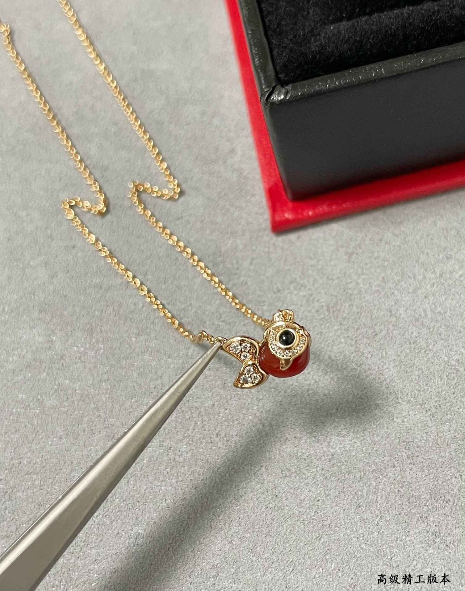 Qee1in little goldfish necklace