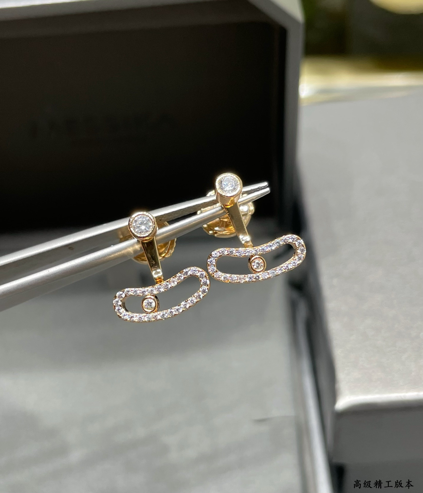 Mes1kaa curved single di*m*nd stud earrings