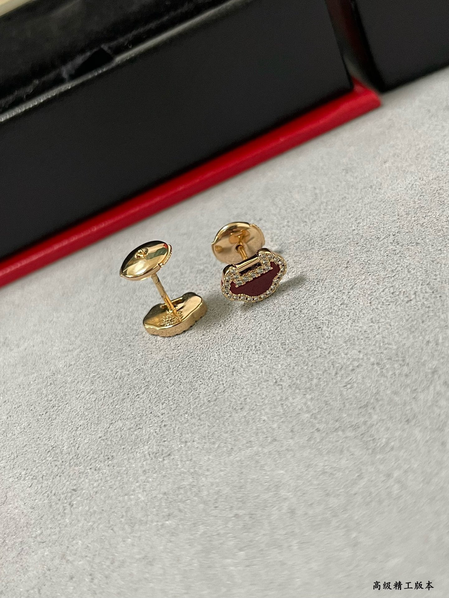 Qee1in mini ruyi stud earrings