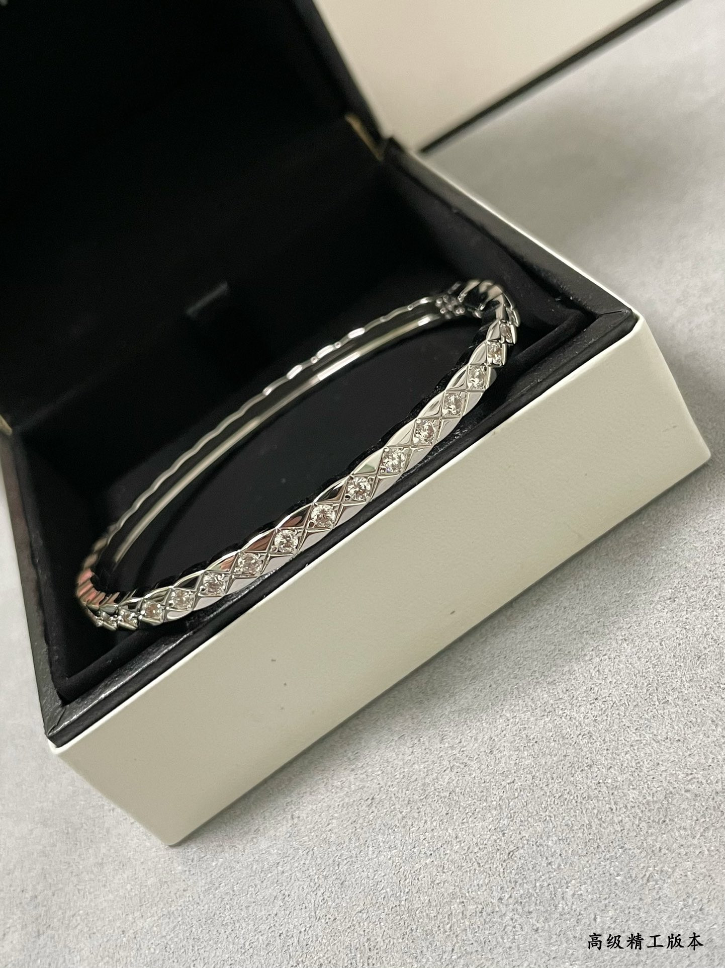 ch*el carved finely carved narrow Di*m*nd bracelet