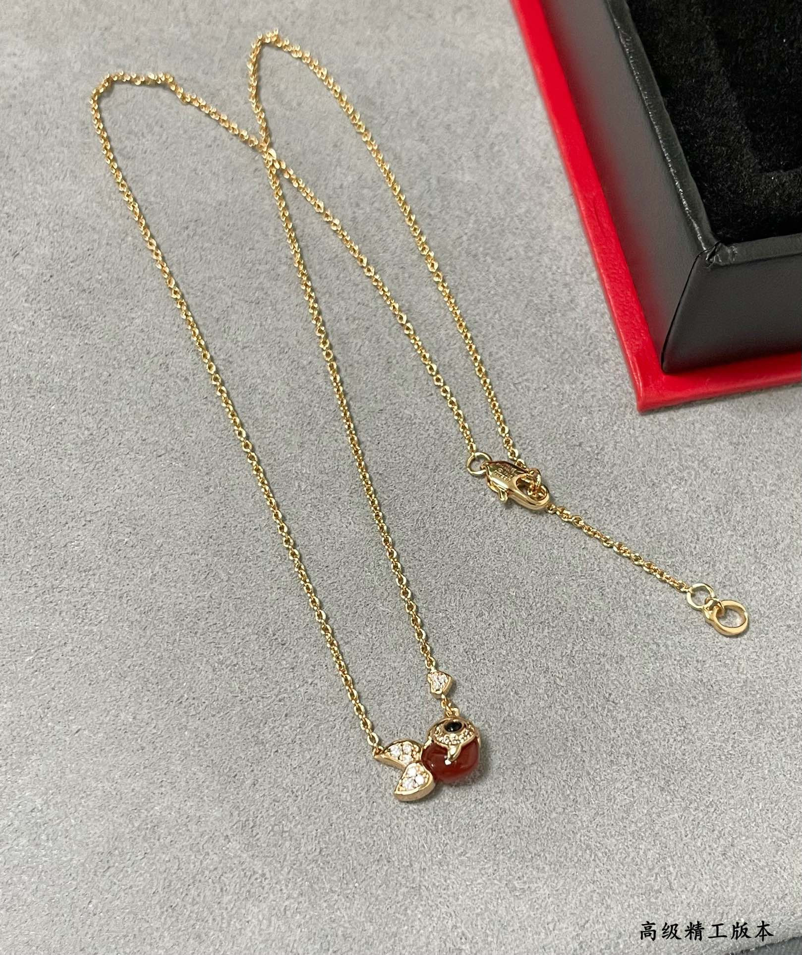 Qee1in little goldfish necklace