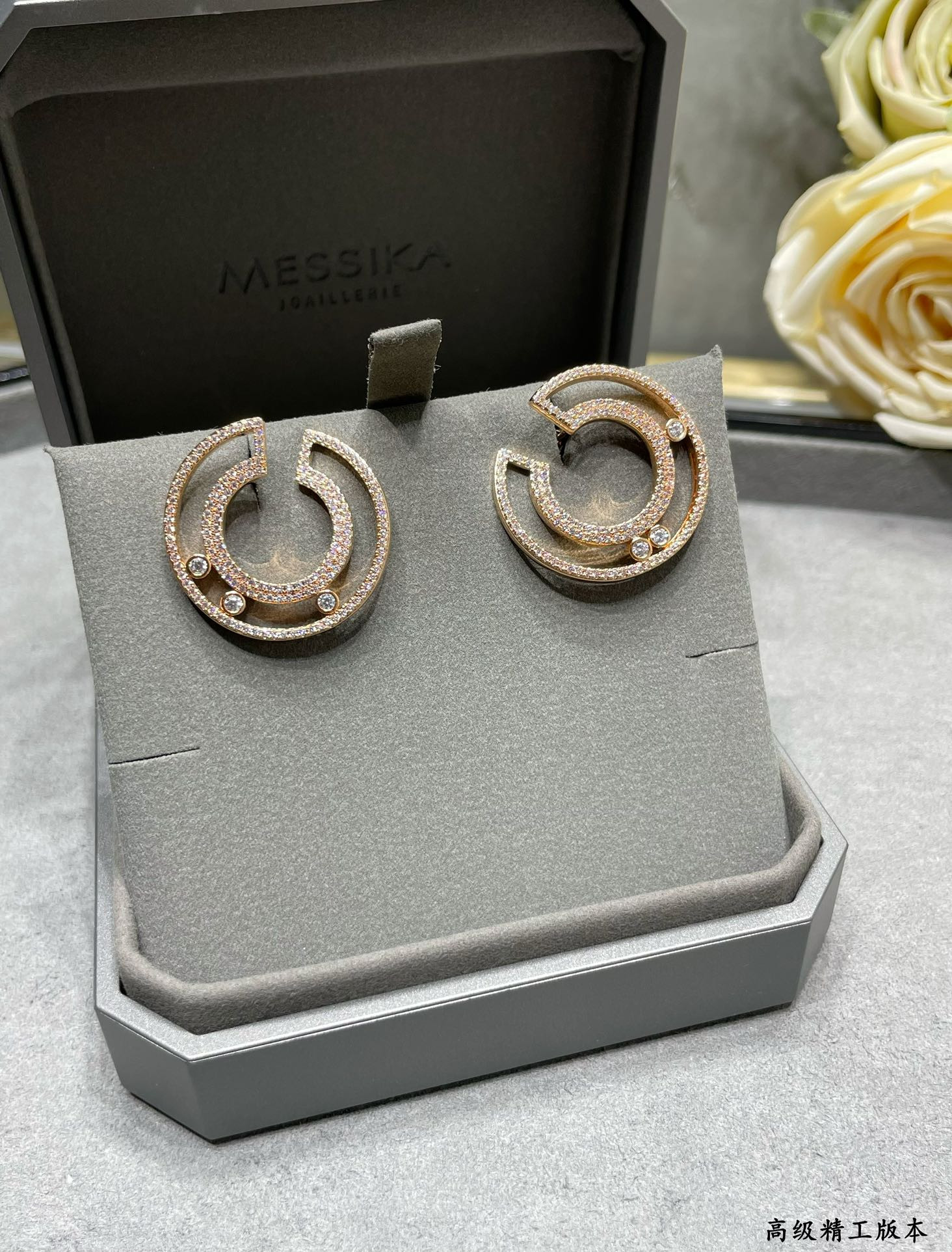 Mes1kaa semi-hoop earrings
