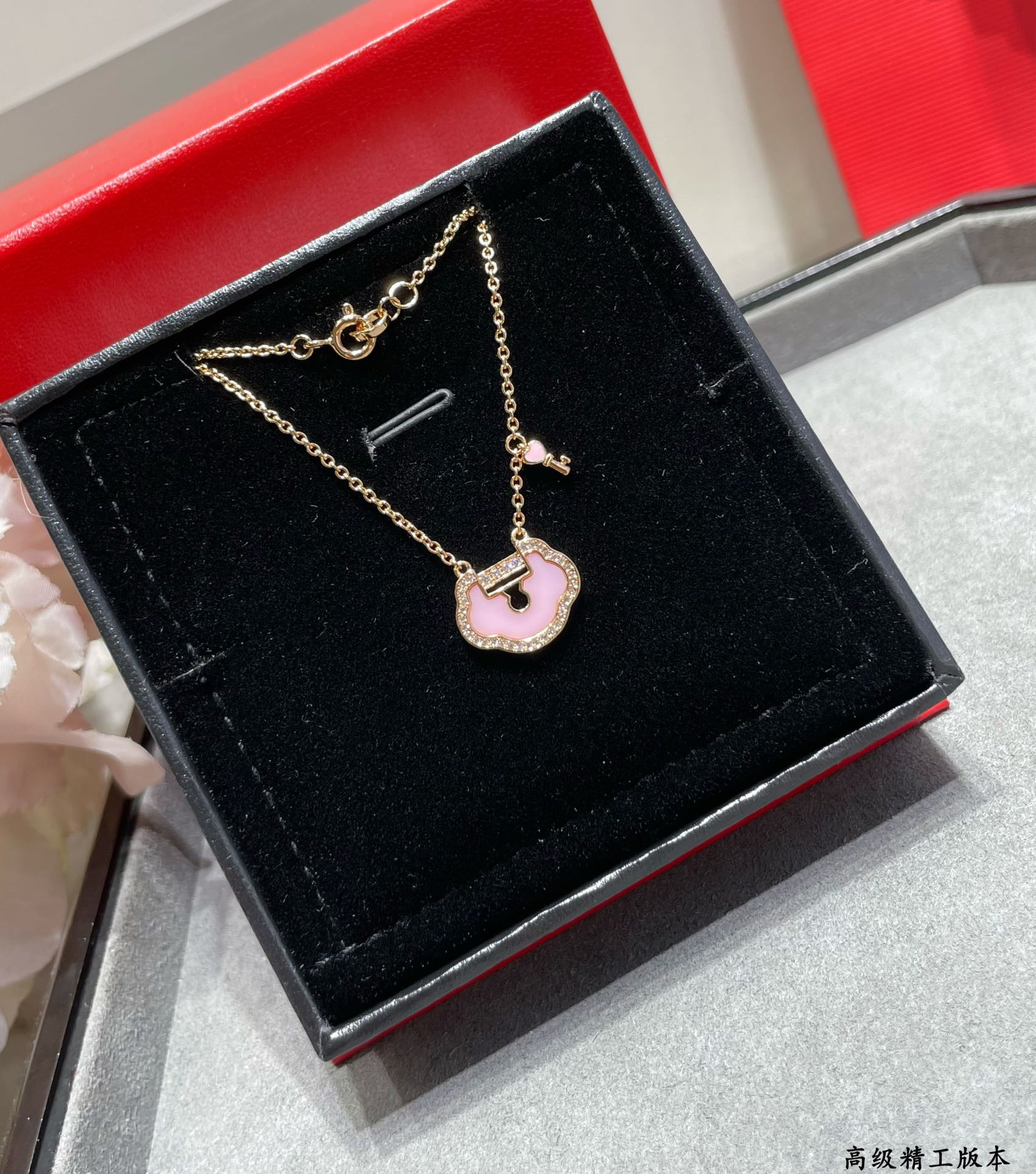 Qee1in large ruyi lock necklace