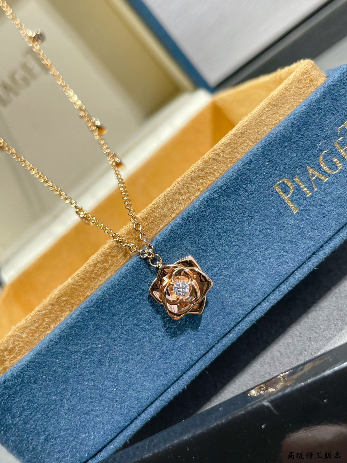 P1aget polished gold flower necklace
