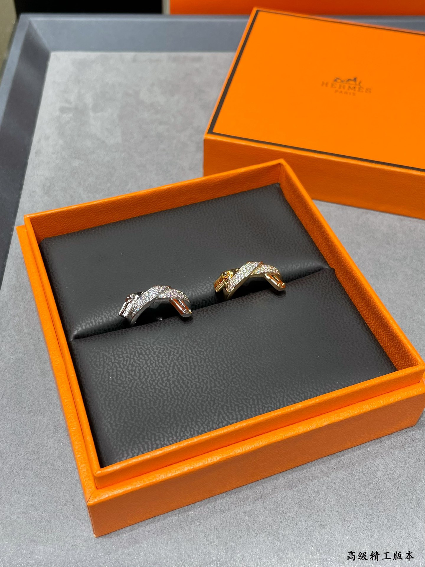 H**mes h clasp ring