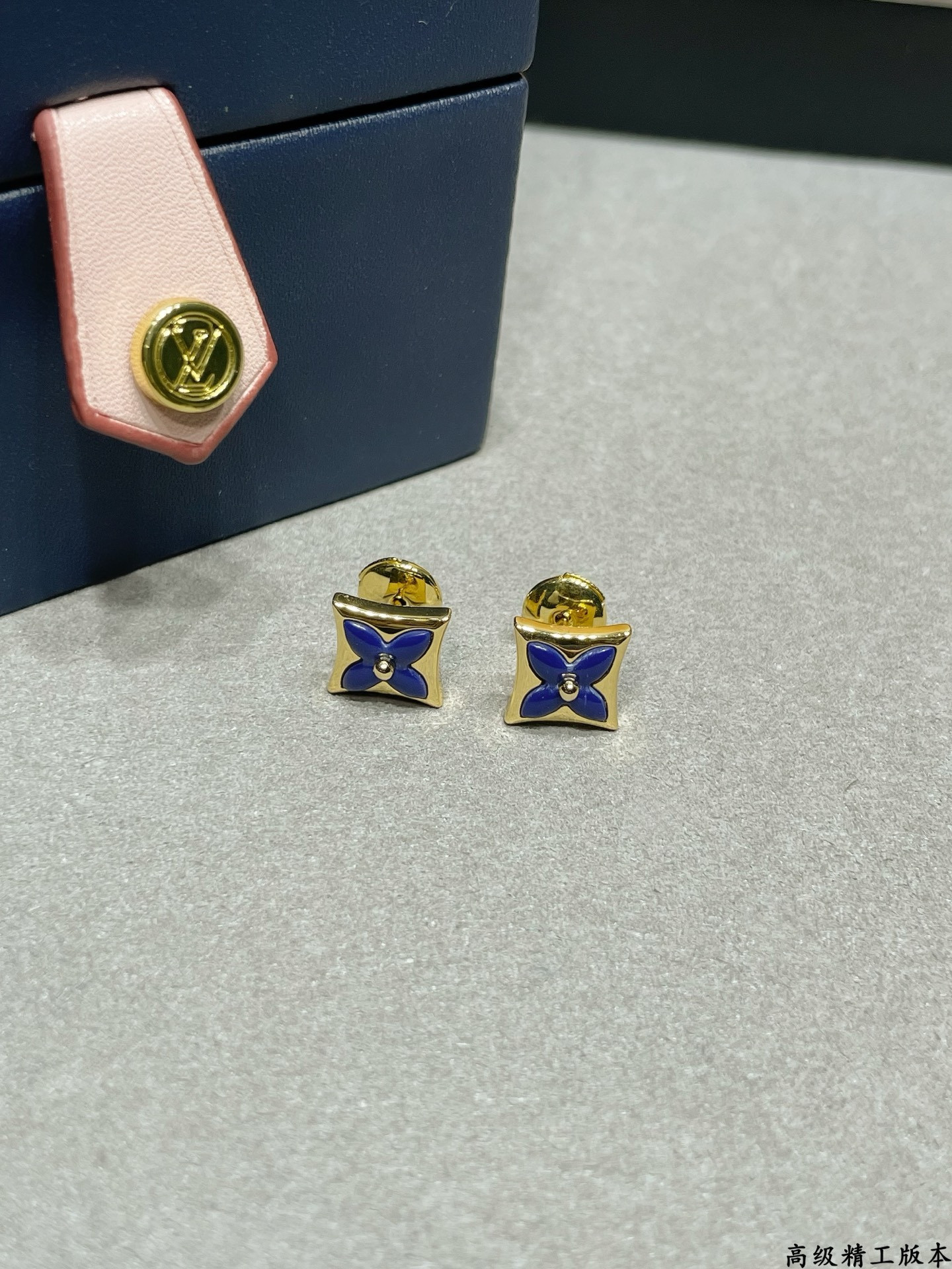 l0*is V*t0n earrings
