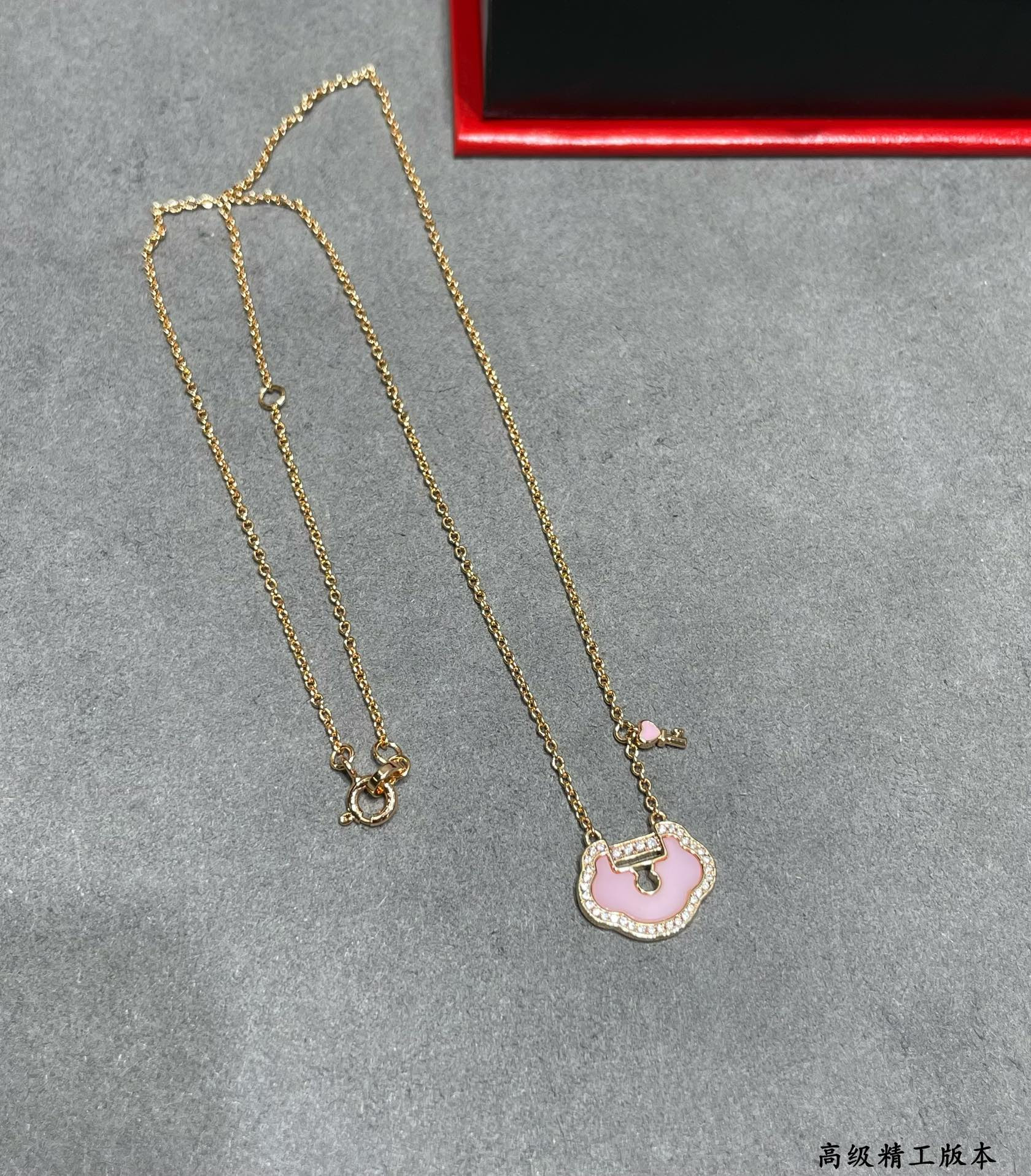Qee1in large ruyi lock necklace
