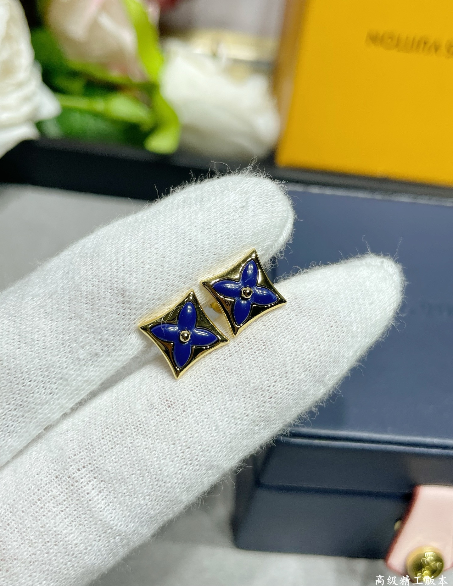 l0*is V*t0n earrings