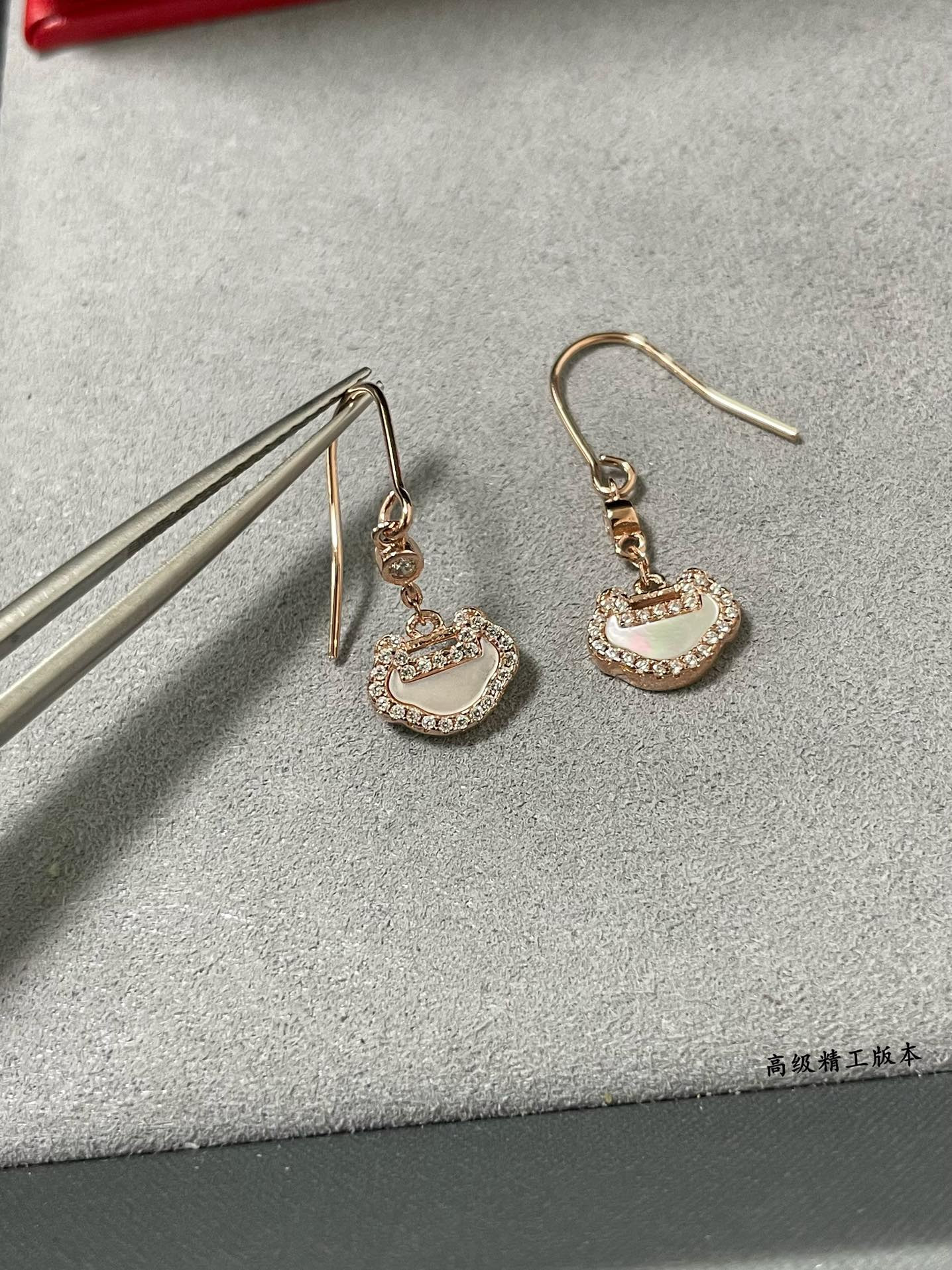 Qee1in white mother-of-pearl ruyi earrings