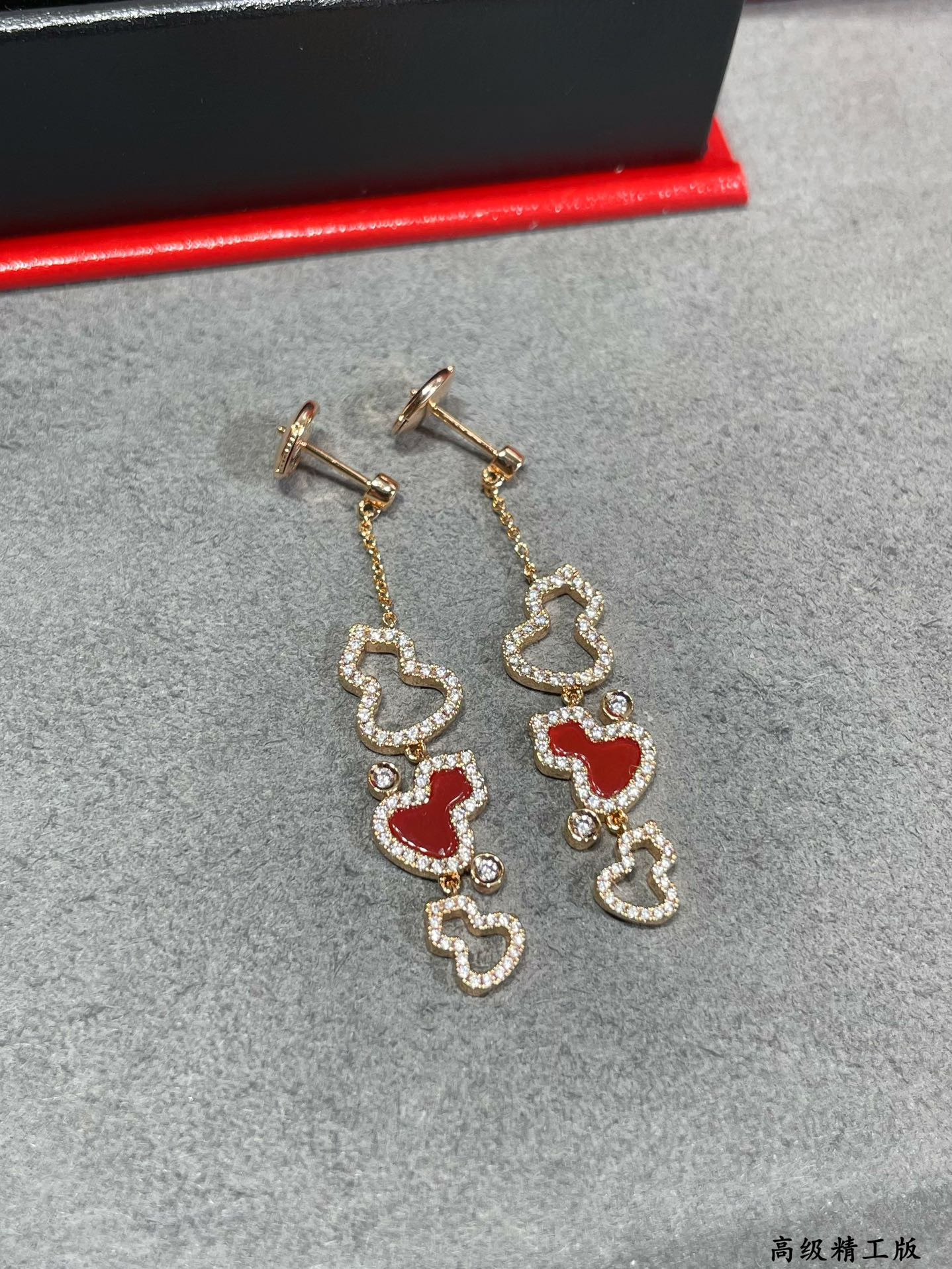 Qee1in agate triple gourd stud earrings