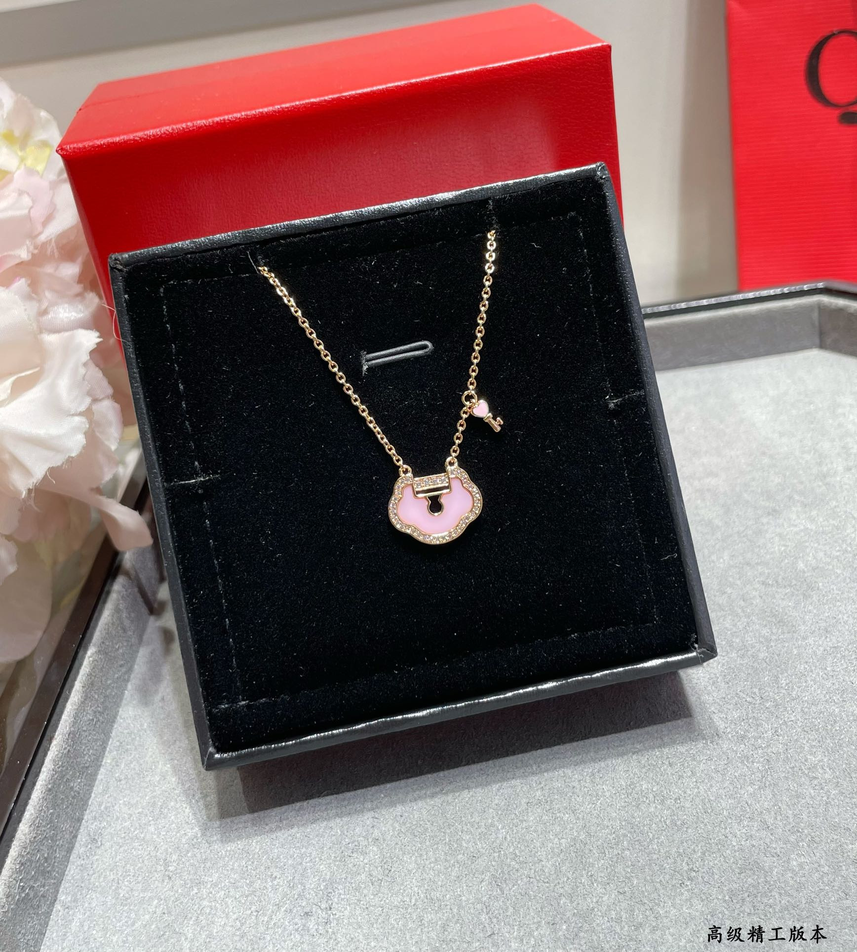 Qee1in large ruyi lock necklace
