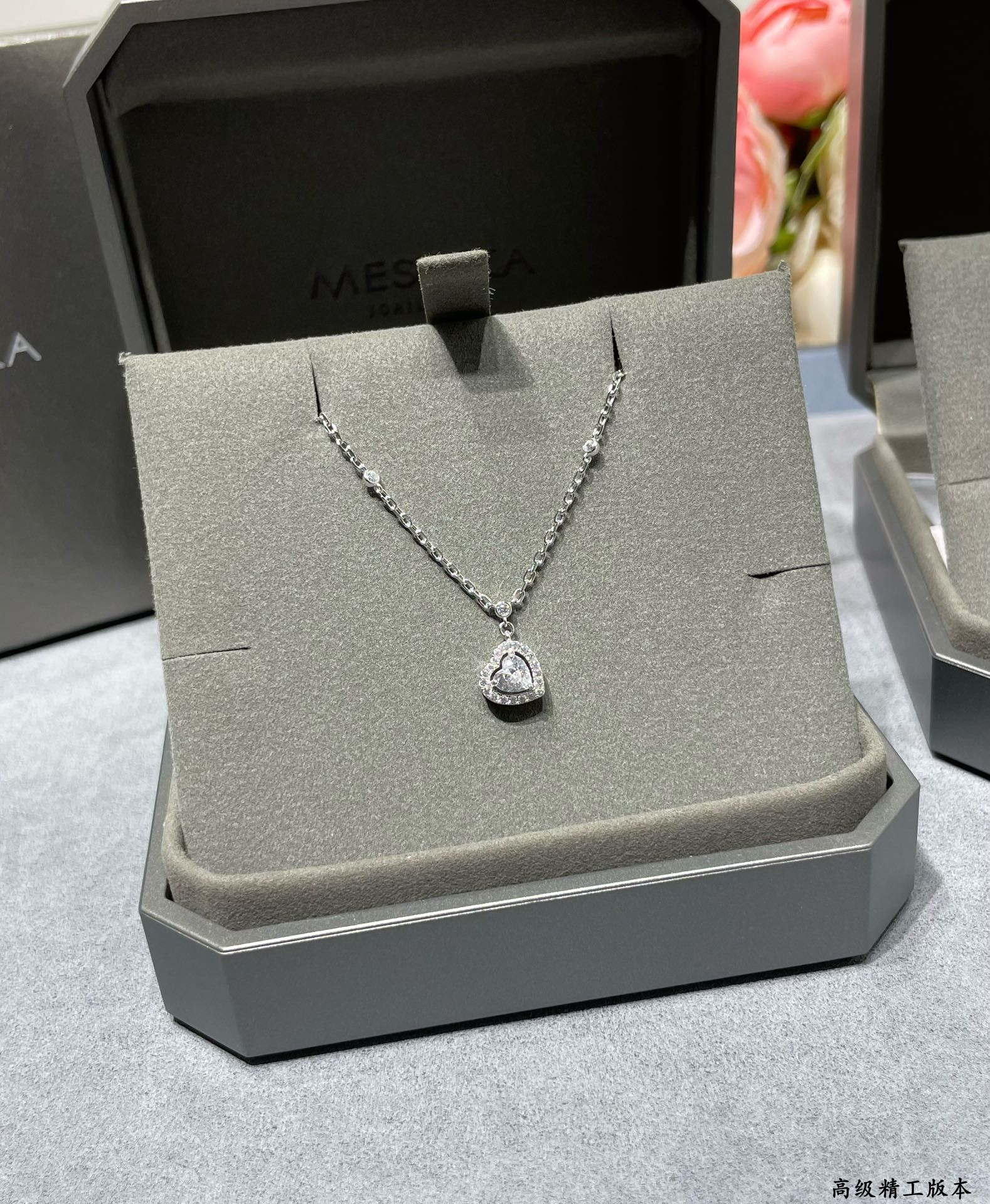 Mes1kaa heart-shaped necklace