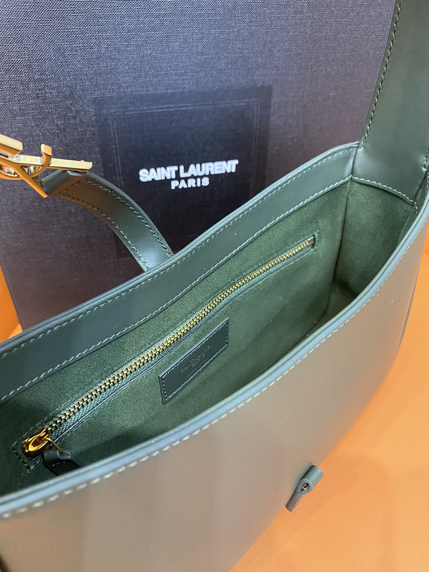 Y*L le 5 À 7 in smooth leather vert fonce  23 x 16 x 6.5 cm