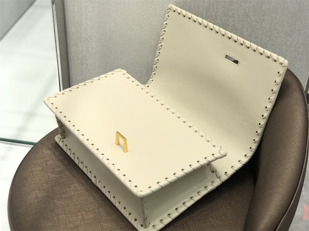 D*or 30 montaigne chain bag white