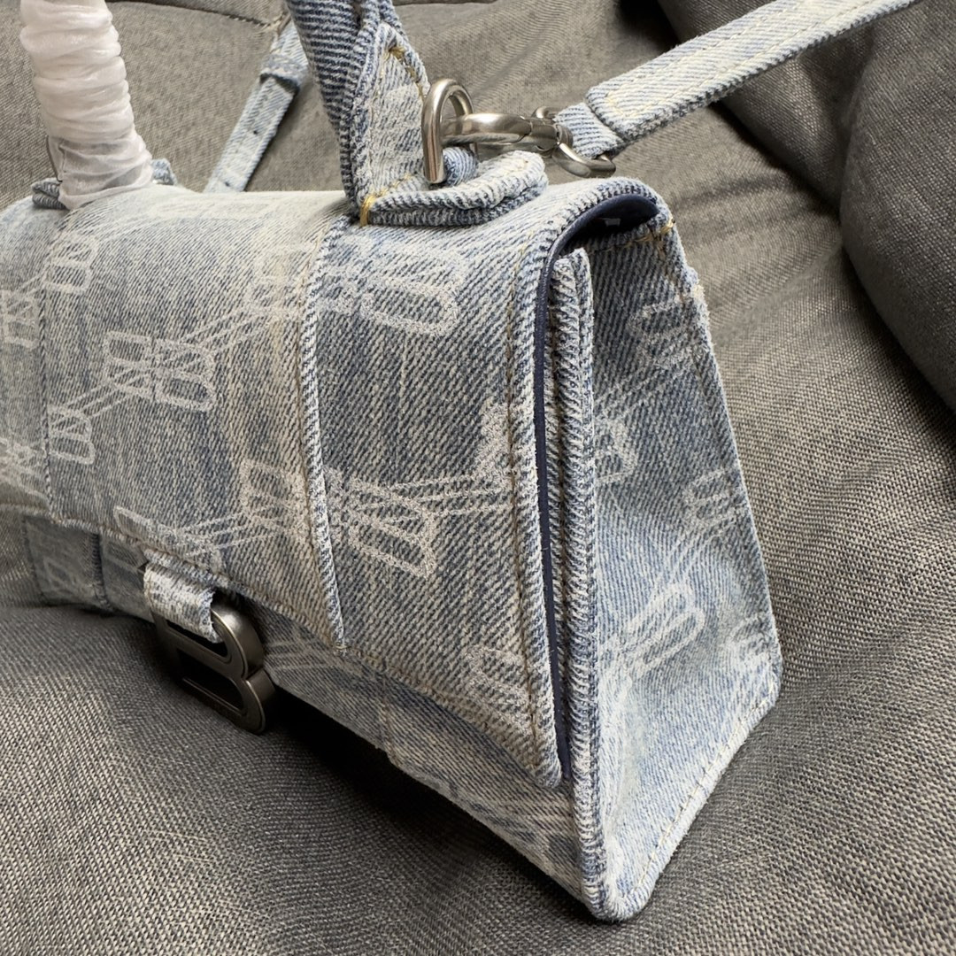 Ba*len*cia*ga women