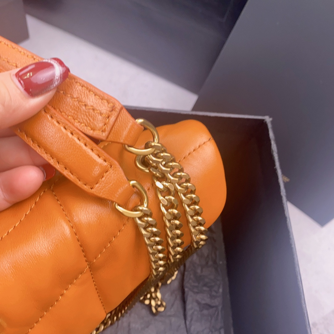 Y*L puffer in leather orange 23 x 15.5 x 5.8 cm