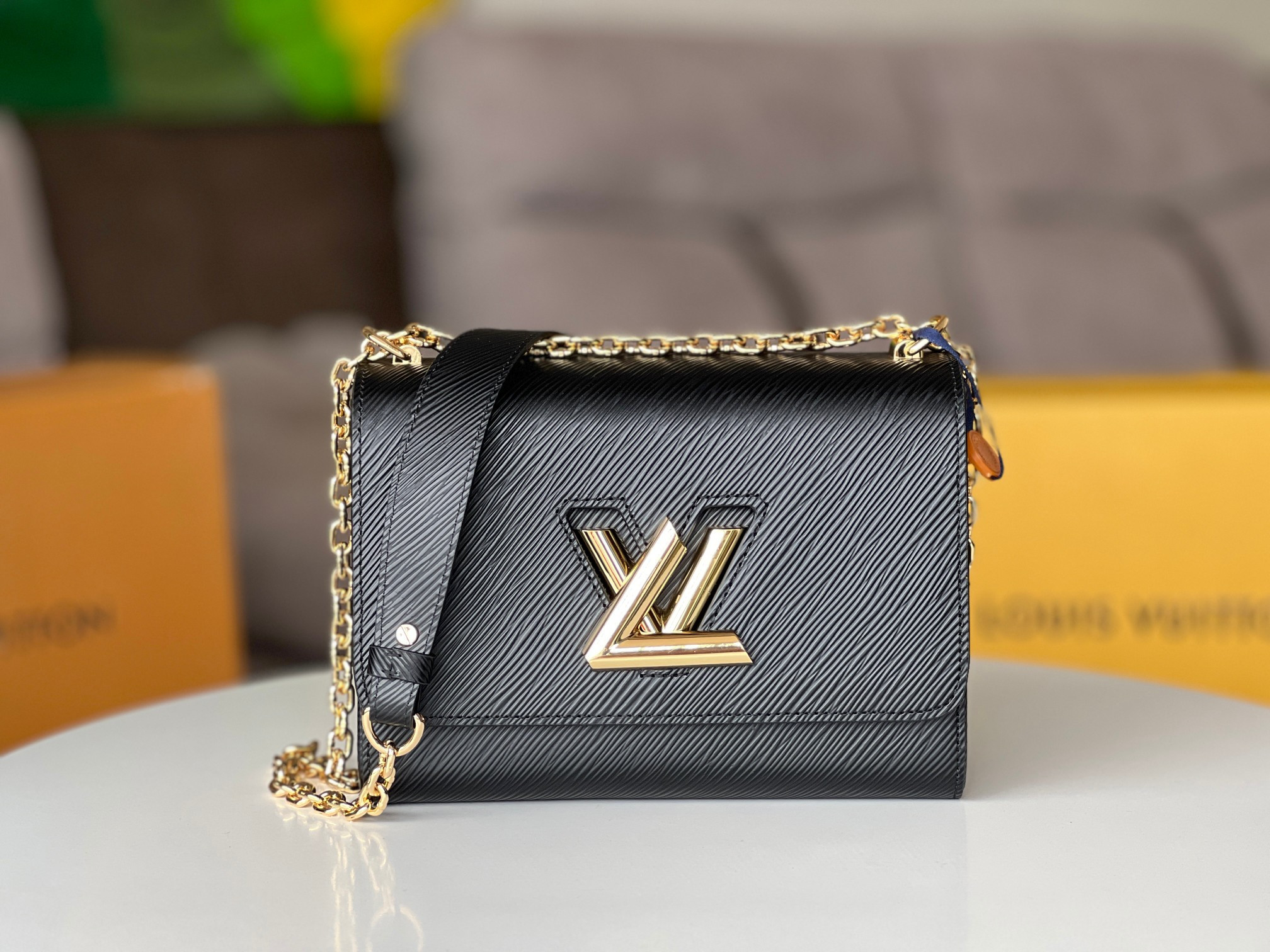 l0*is V*t0n m21113 twist mm 9.1 x 6.7 x 3.7 inches