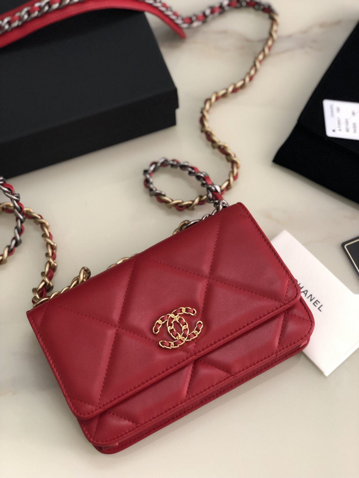 Ch*el classic wallet on chain red 4.8 × 7.5 × 1.4 in