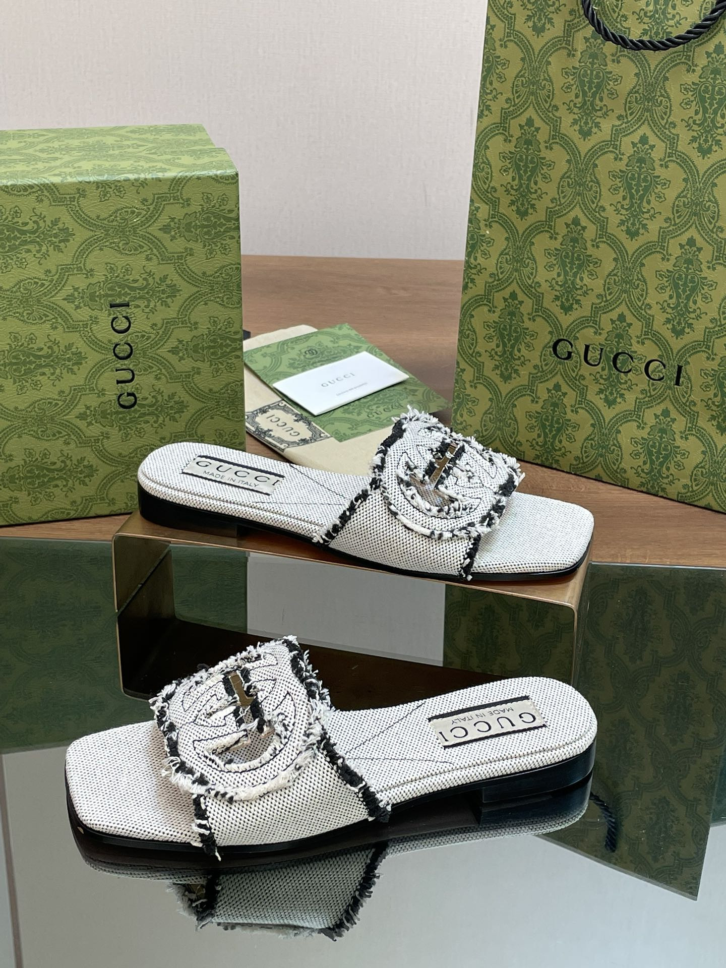 ua G*u*i women