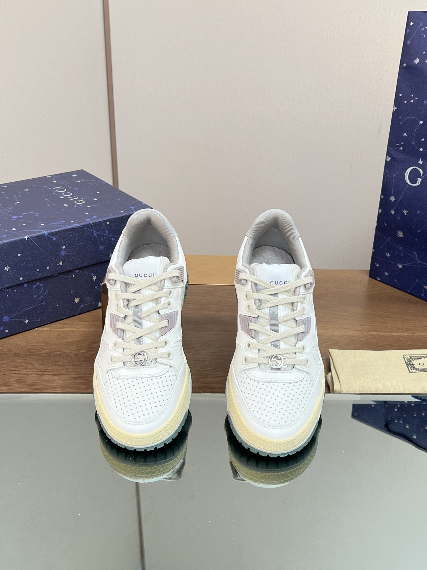 ua G*u*i low-top sneaker