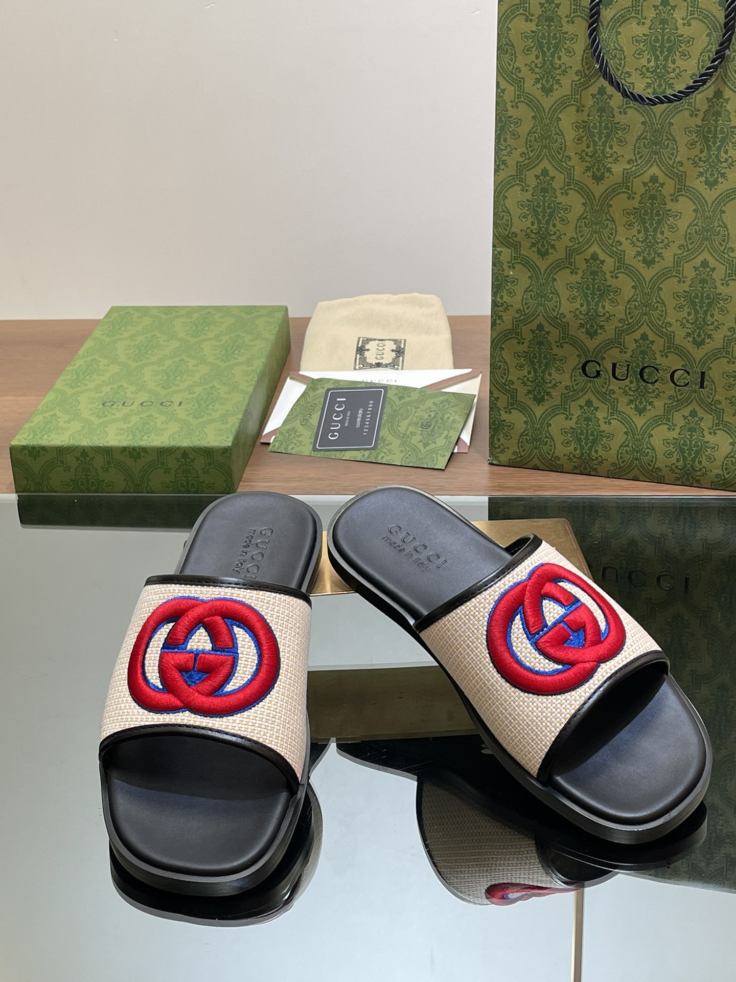 ua G*u*i interlocking g slide sandal