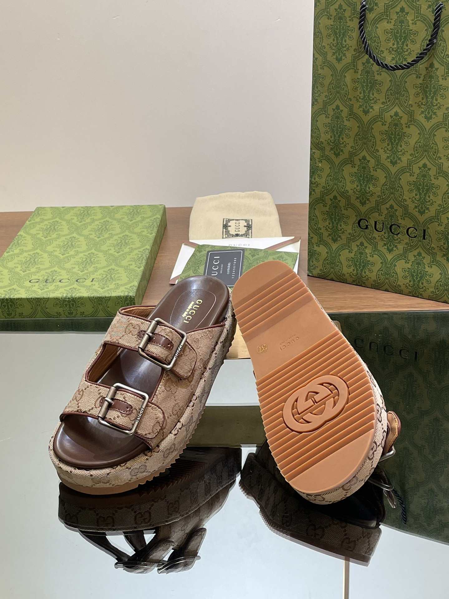 ua G*u*i  sandal with double g