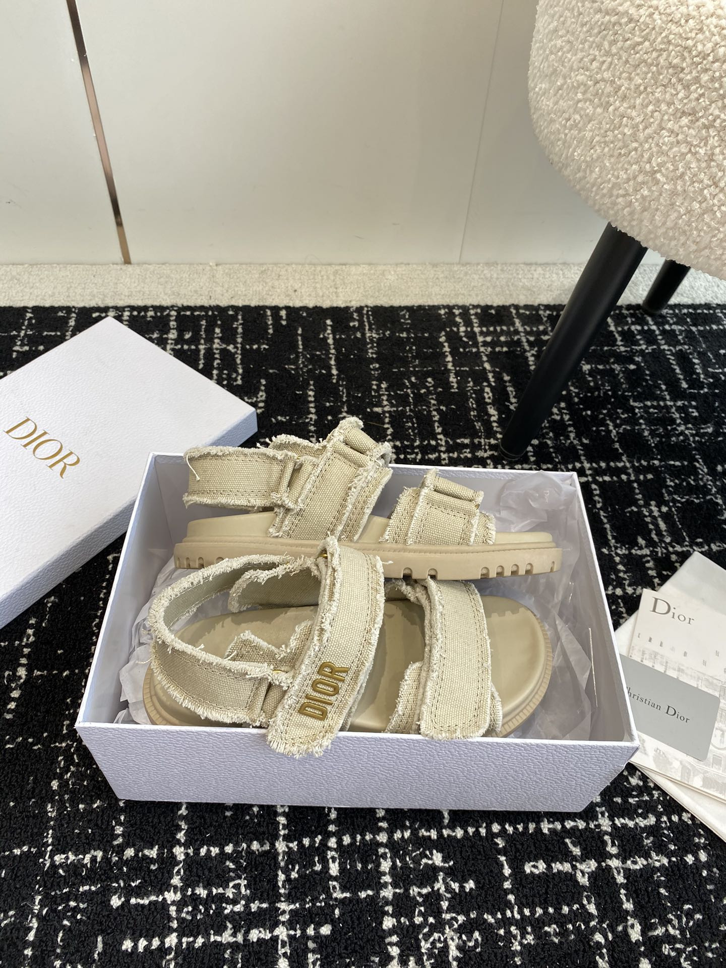 ua D*oract sandal