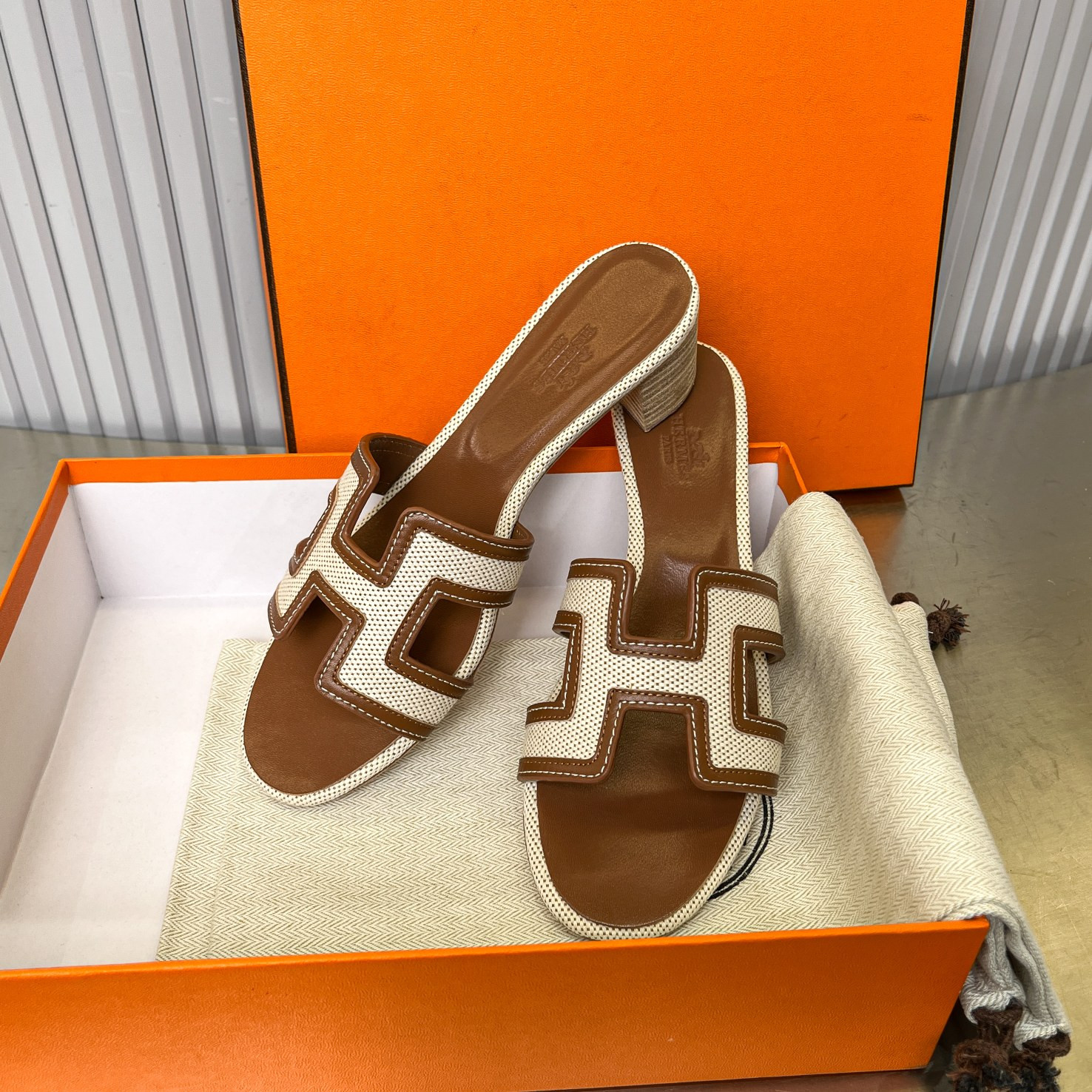 ua H**mes oasis sandal