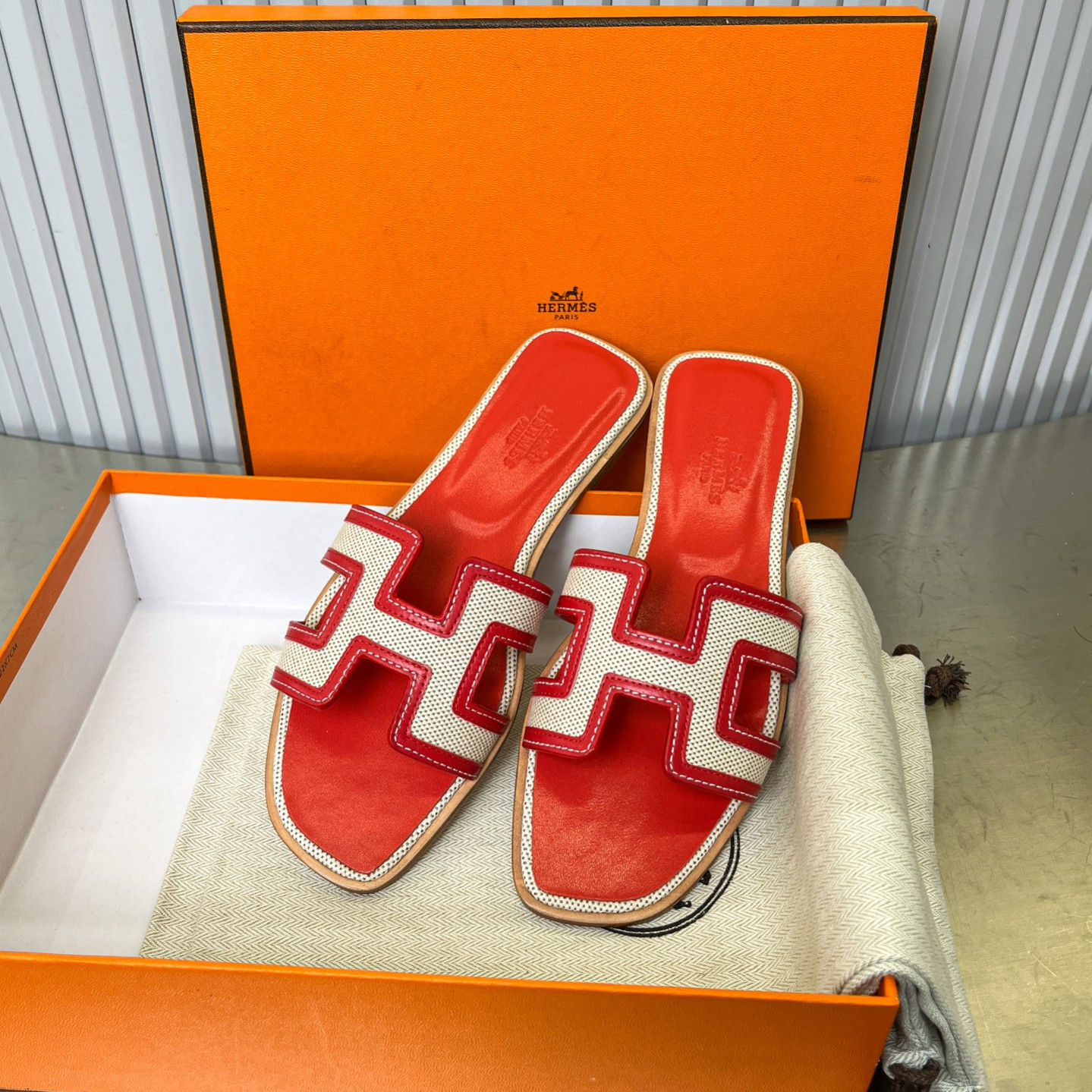 ua H**mes oran sandal