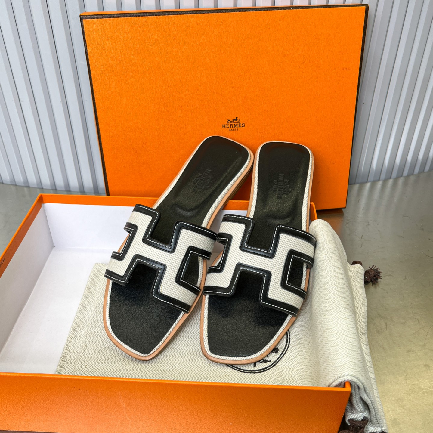 ua H**mes oran sandal
