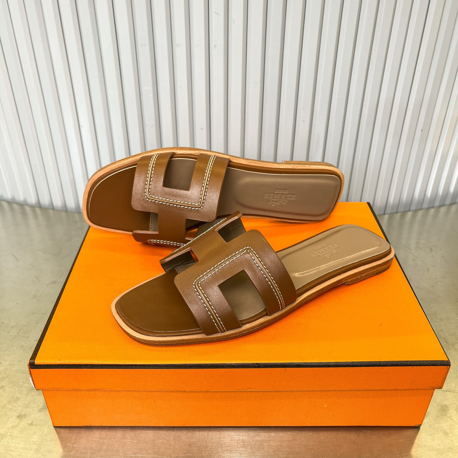 ua H**mes oran sandal