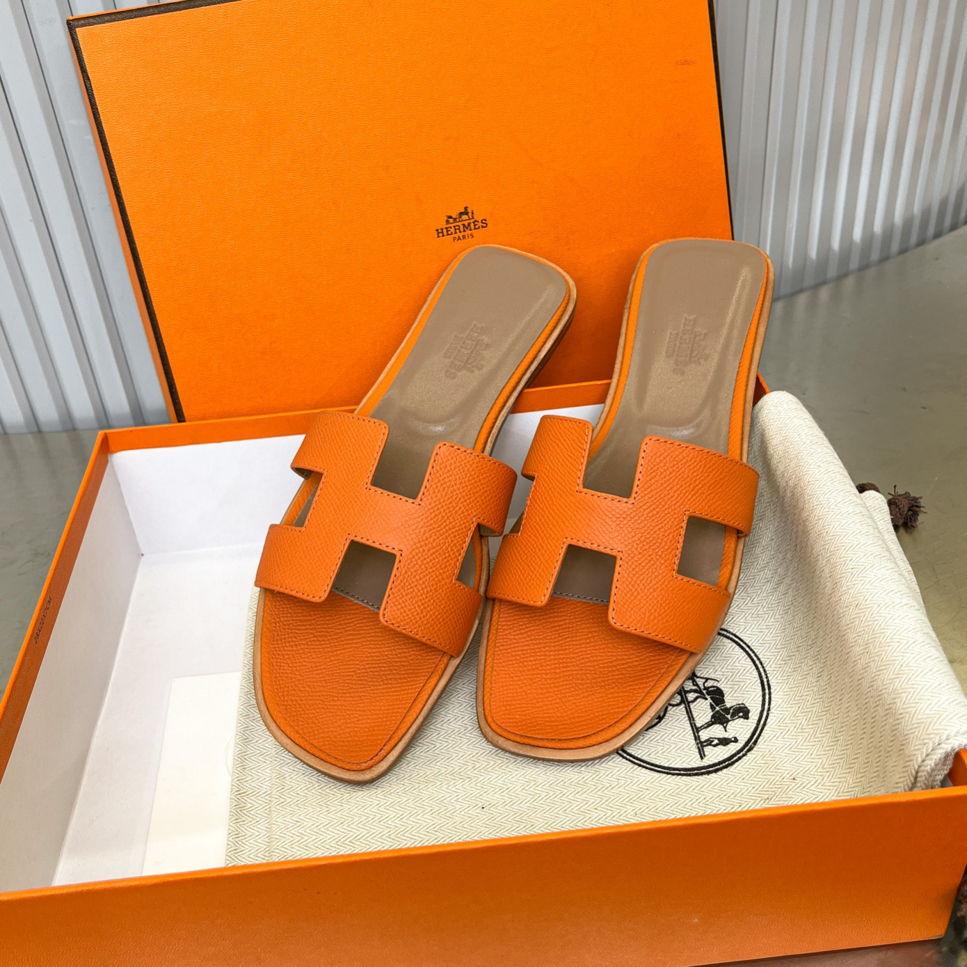 ua H**mes oran sandal