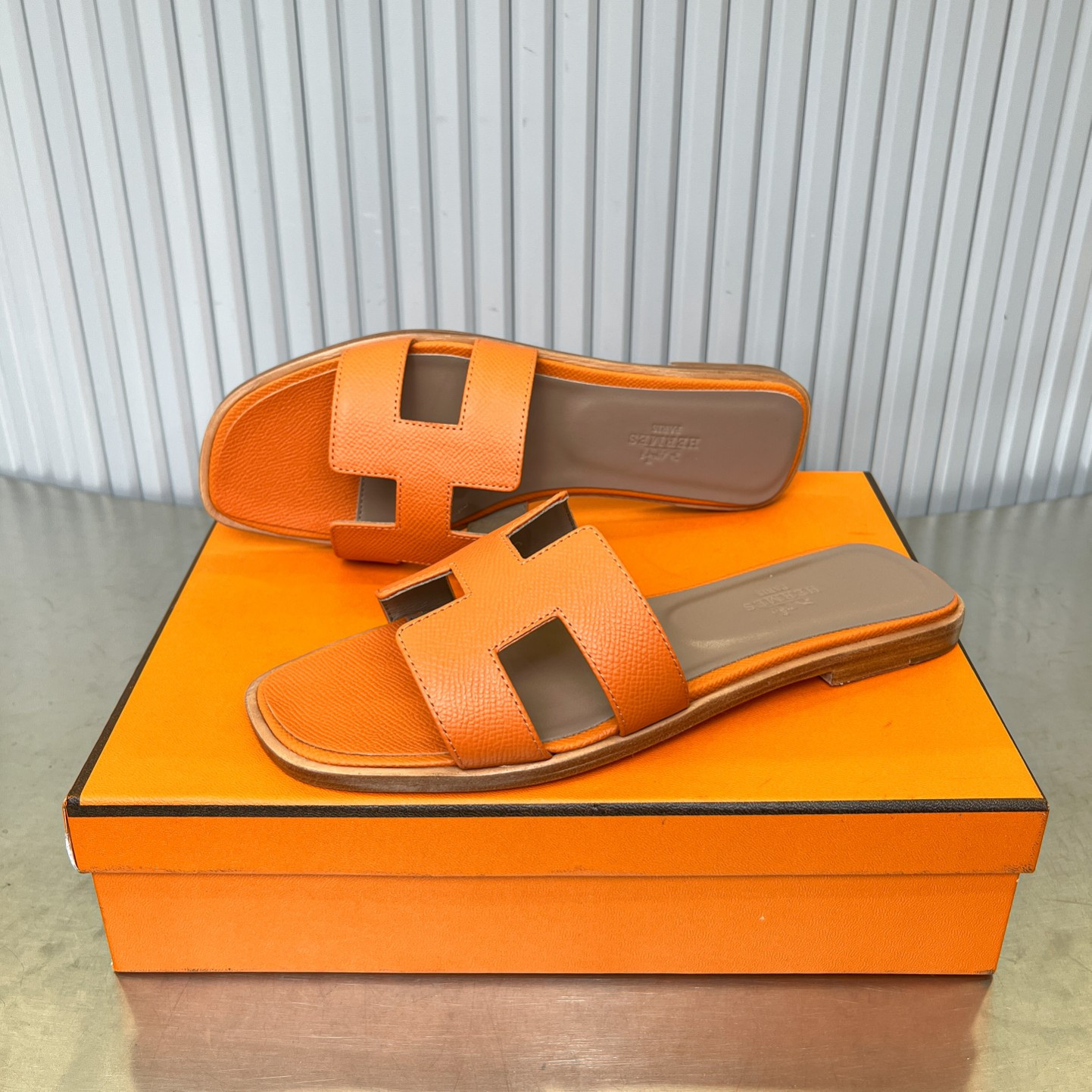 ua H**mes oran sandal