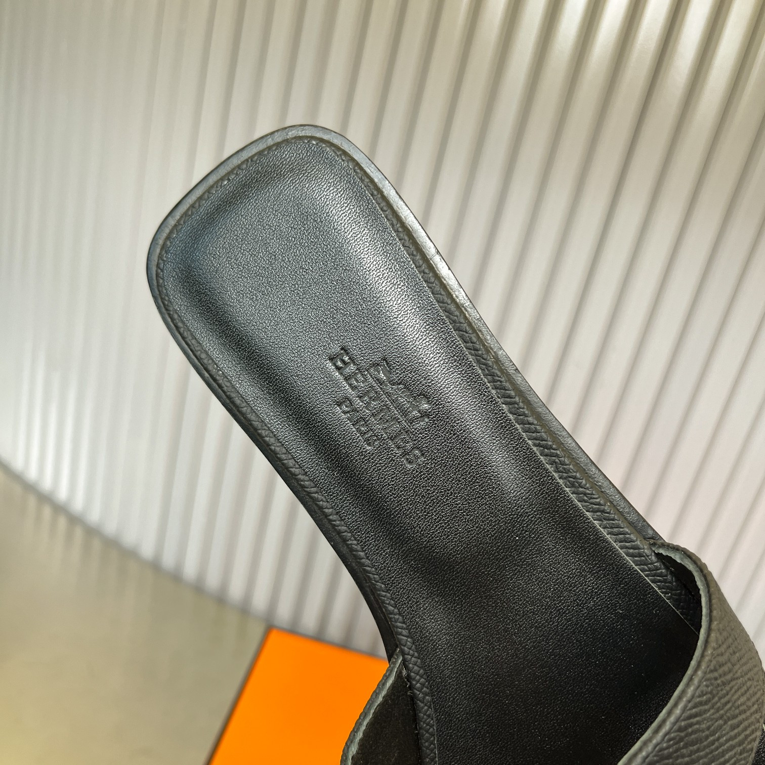 ua H**mes oran sandal