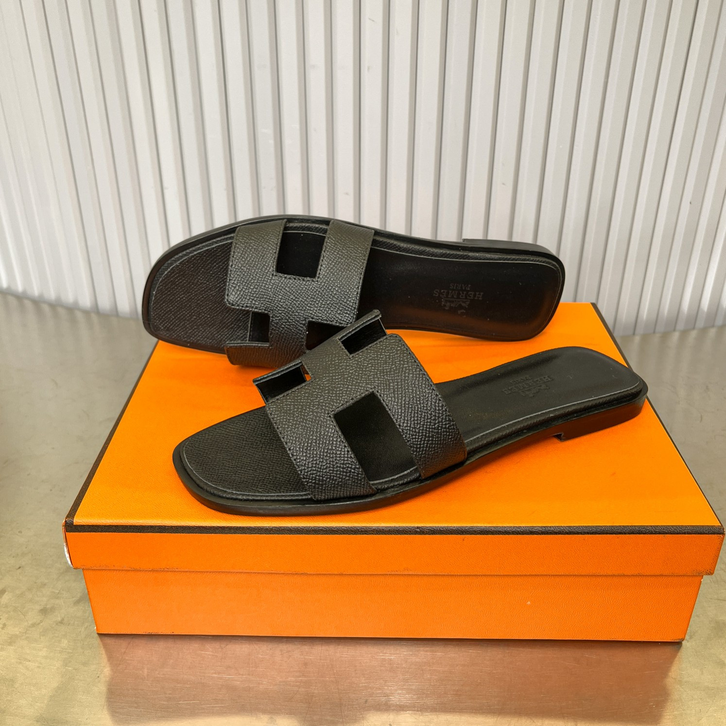 ua H**mes oran sandal