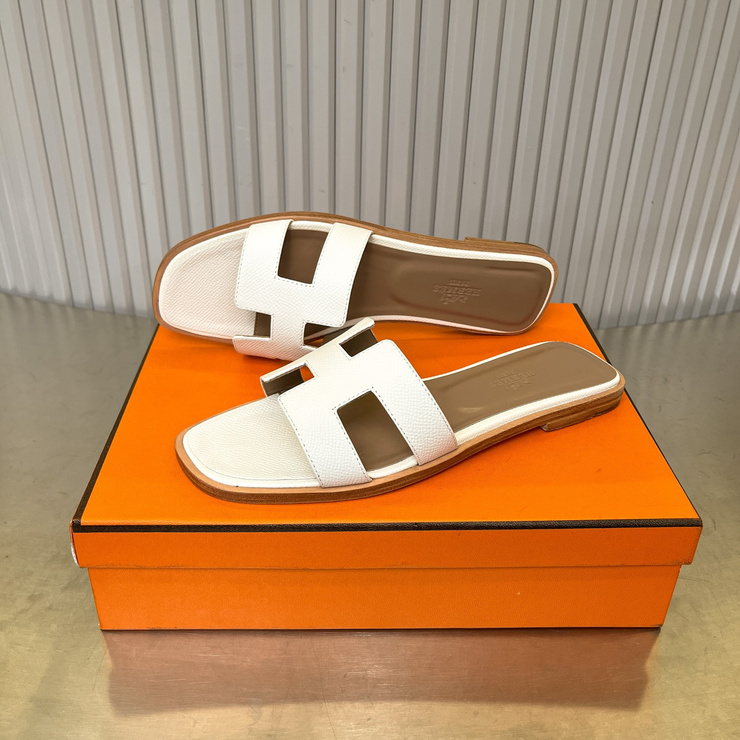 ua H**mes oran sandal
