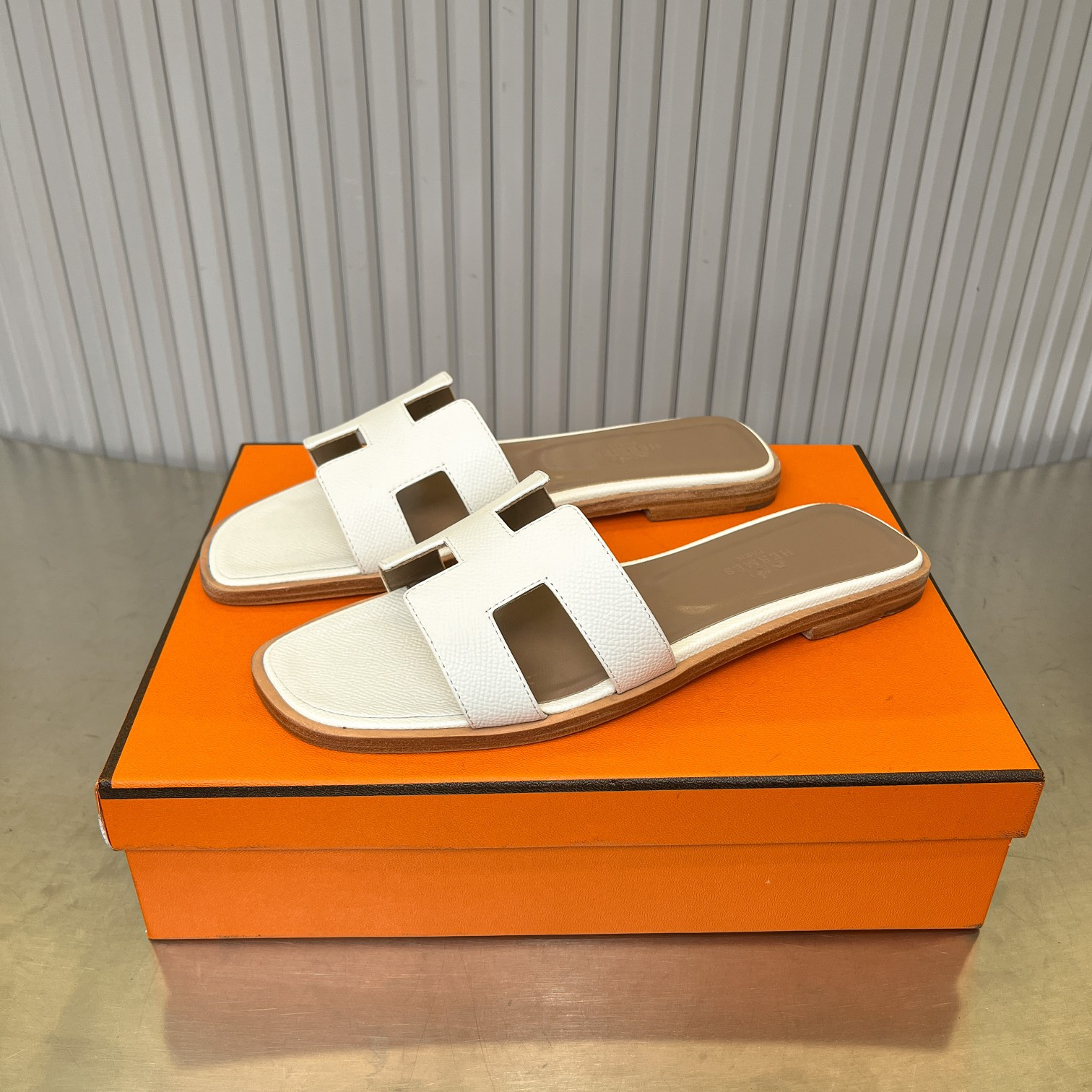 ua H**mes oran sandal