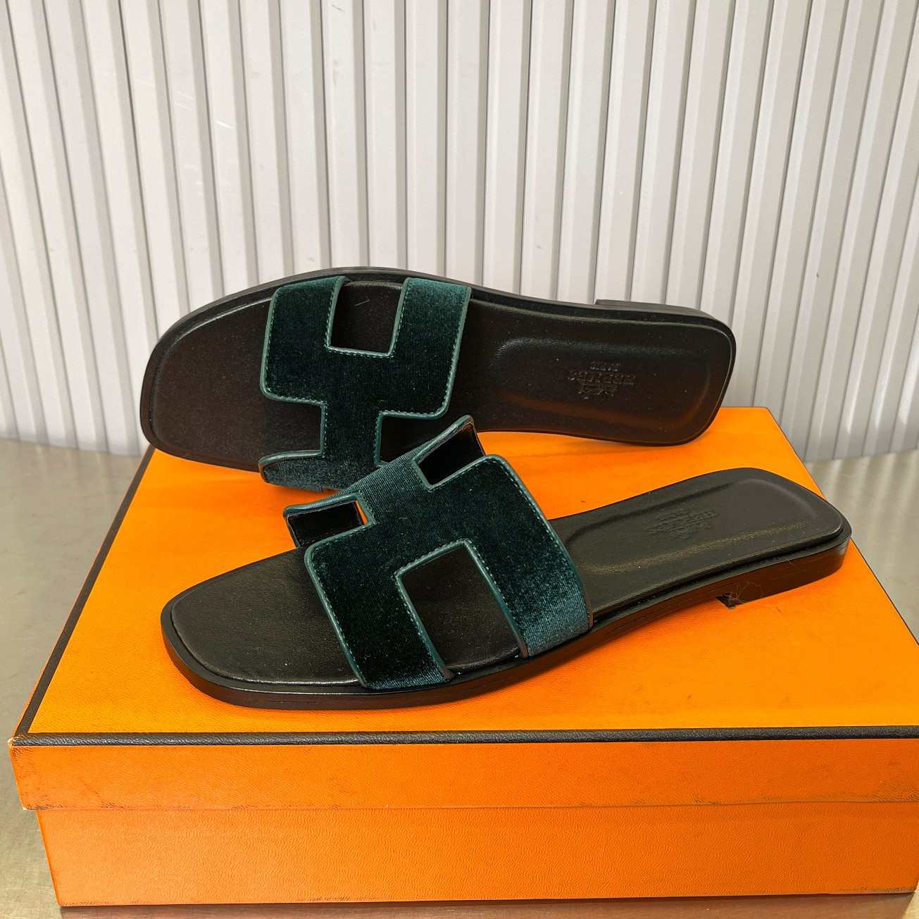 ua H**mes oran sandal