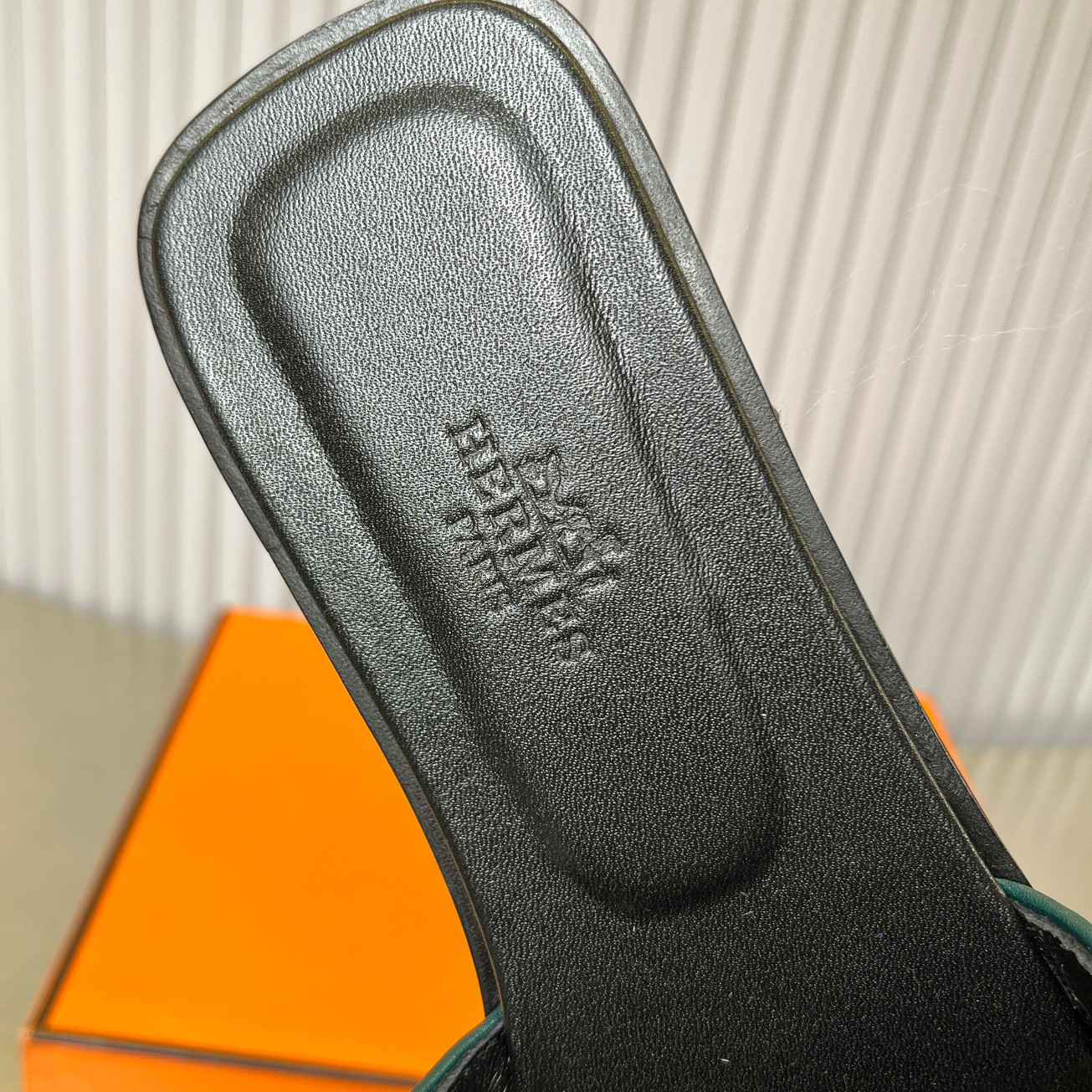 ua H**mes oran sandal