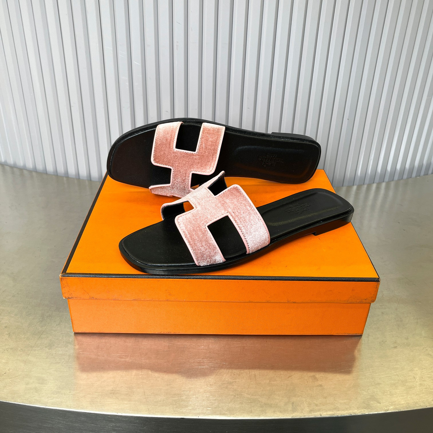 ua H**mes oran sandal