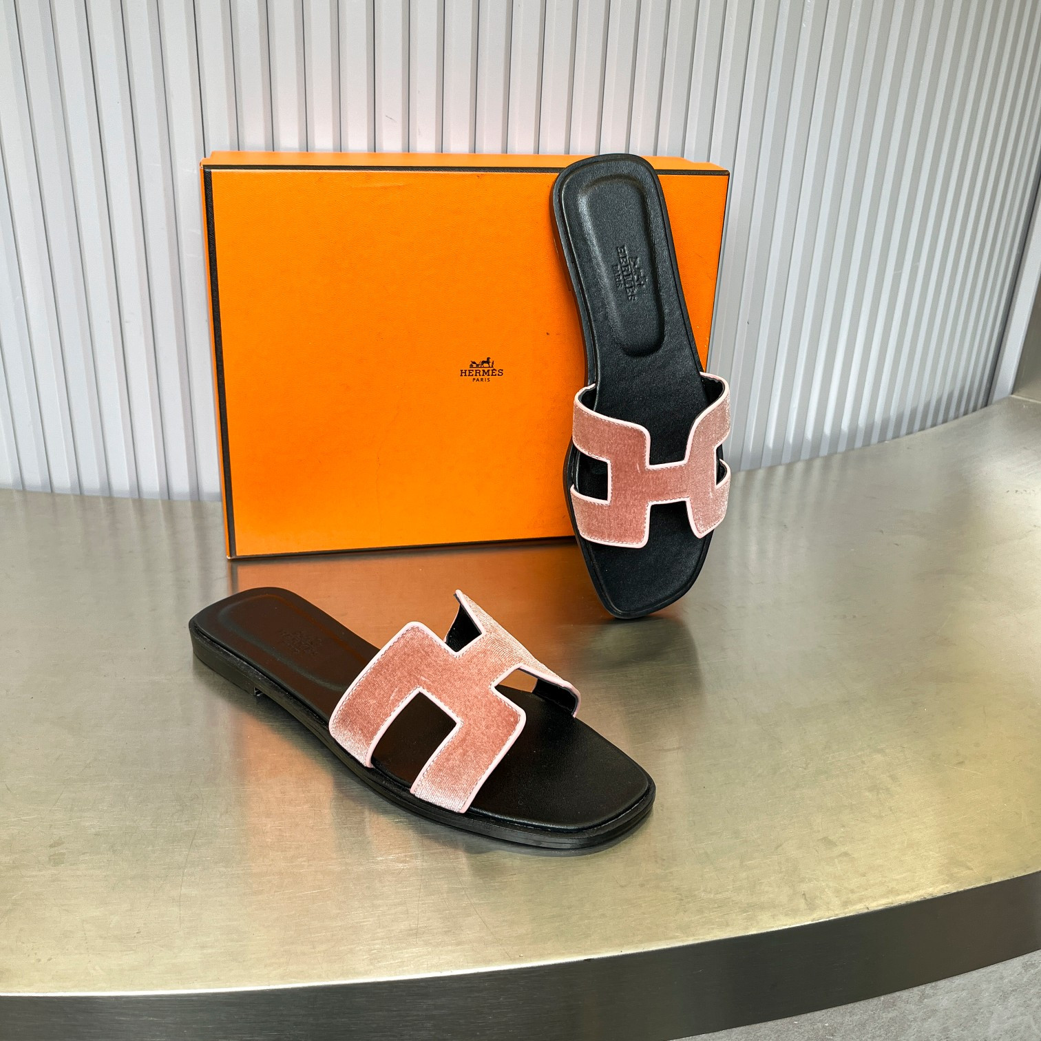 ua H**mes oran sandal